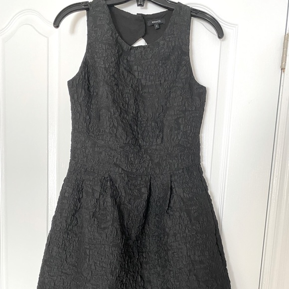 Floral Brocade Fit and Flare dress with Cut Out - Picture 8 of 13